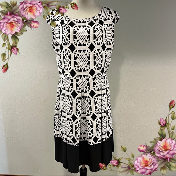 Elegant Black and White Geometric scoop neck fit and flare Dress size 12 - Picture 1 of 15